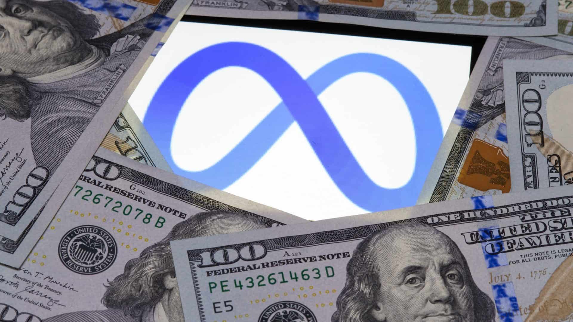 Logo da Meta envolto por notas de dólar