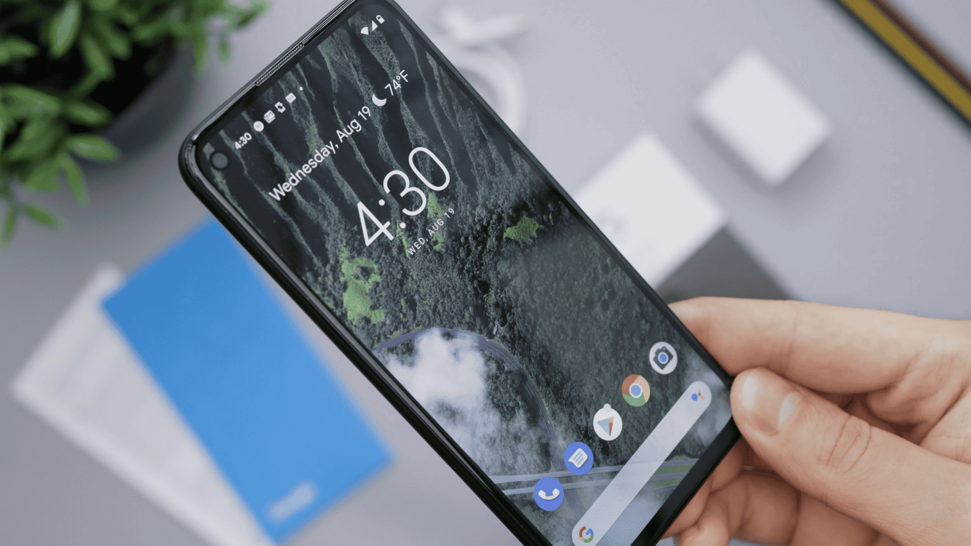 imagem mostra uma pessoa segurando um celular android na mão