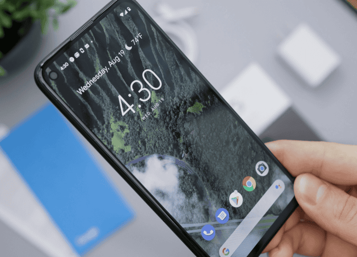 imagem mostra uma pessoa segurando um celular android na mão