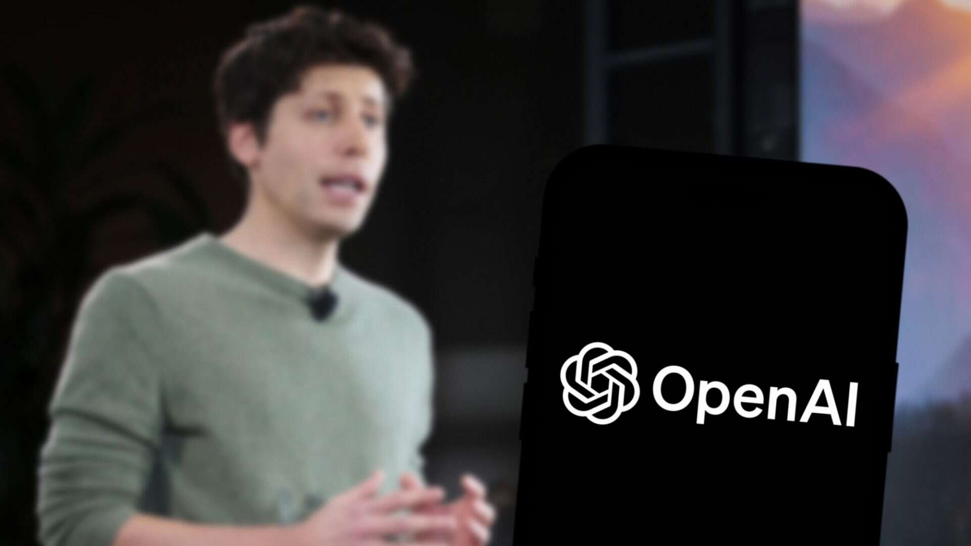 Ao fundo, Sam Altman; à frente, logo da OpenAI na tela de um smartphone
