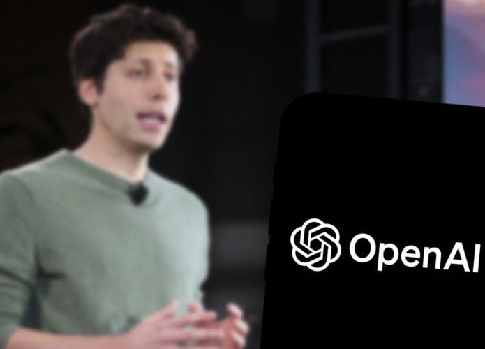Ao fundo, Sam Altman; à frente, logo da OpenAI na tela de um smartphone