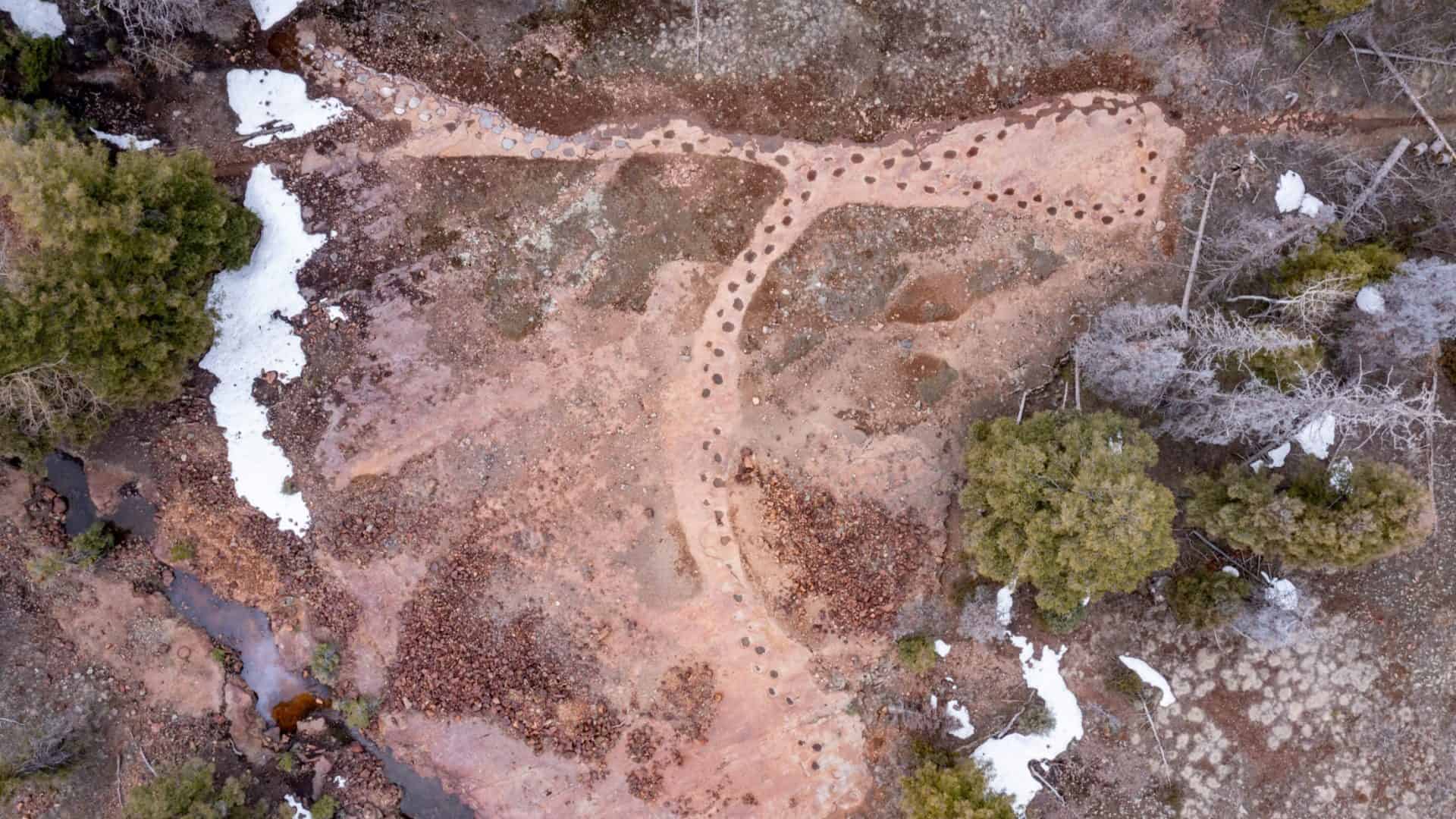 Vista aérea de uma trilha de dinossauro fossilizada conhecida como West Gold Hill Dinosaur Track