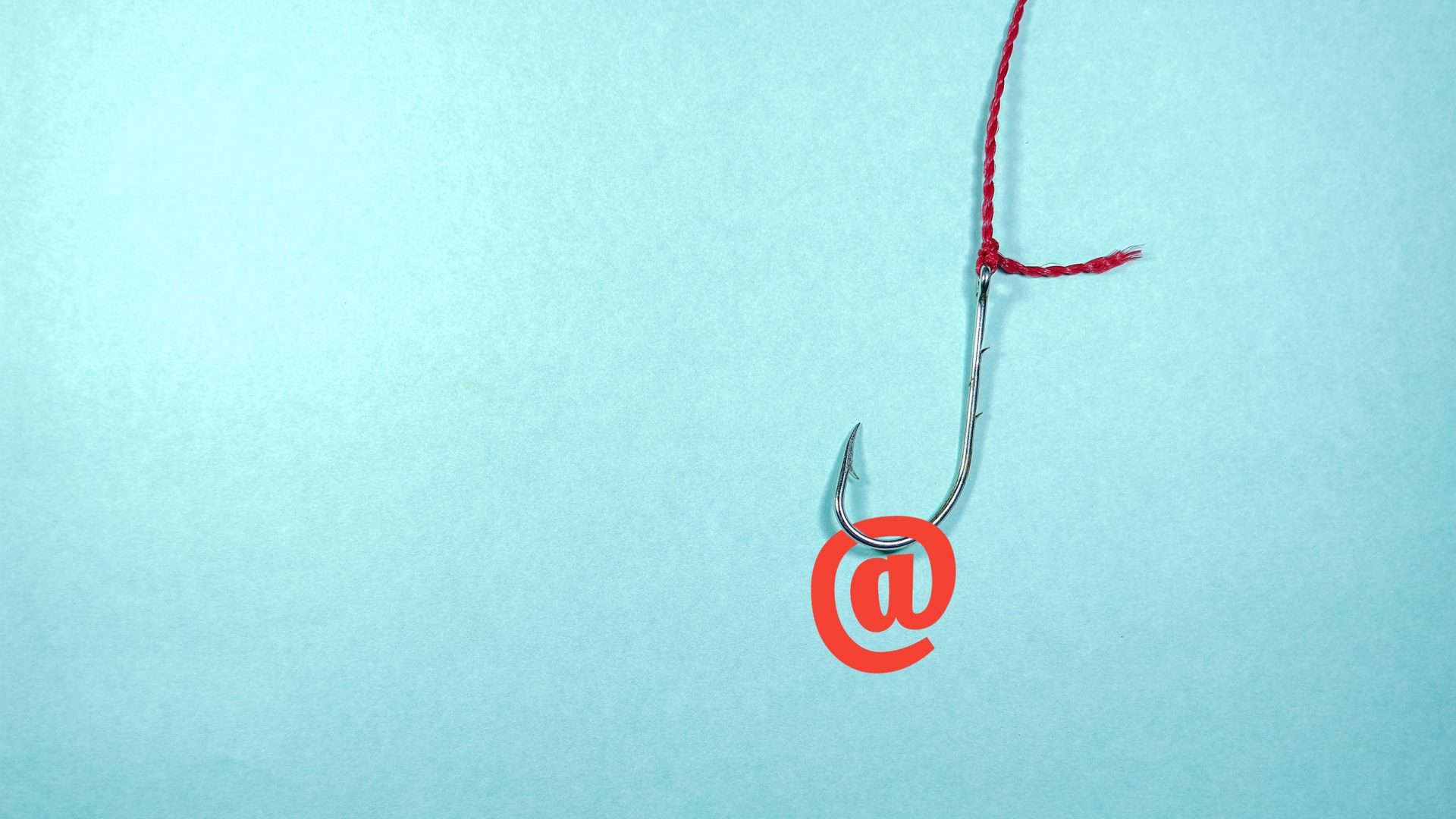 Um @ sendo usado como isca em uma linha de pesca