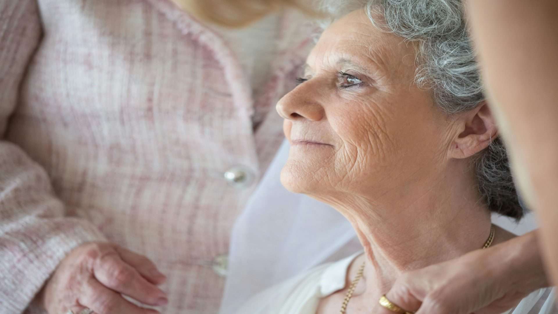 Idoso com Alzheimer com pessoas em volta