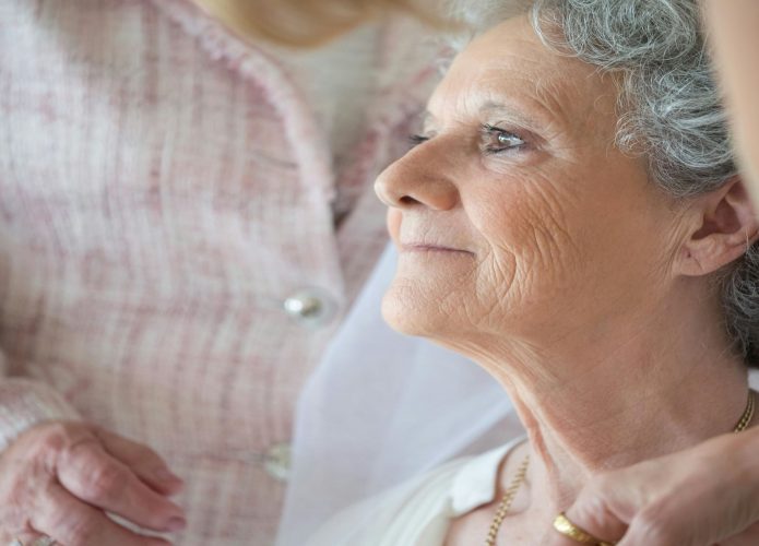 Idoso com Alzheimer com pessoas em volta