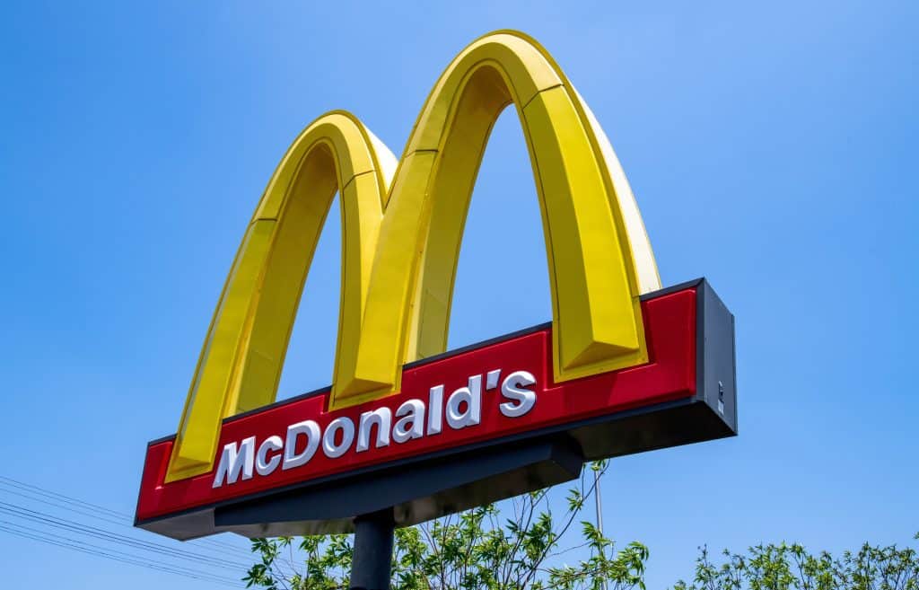 Placa com o logo do McDonald's