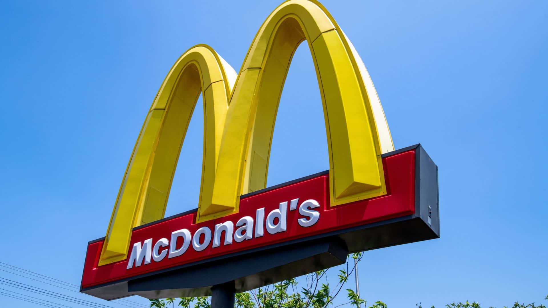 Placa com o logo do McDonald's