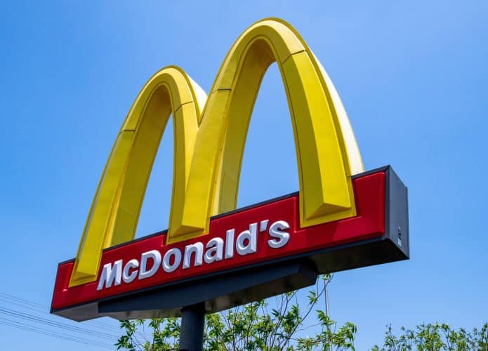 Placa com o logo do McDonald's