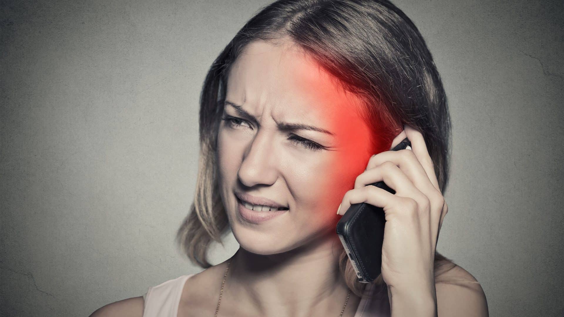 Imagem de mulher com celular que mostra que celulares emitem radiação