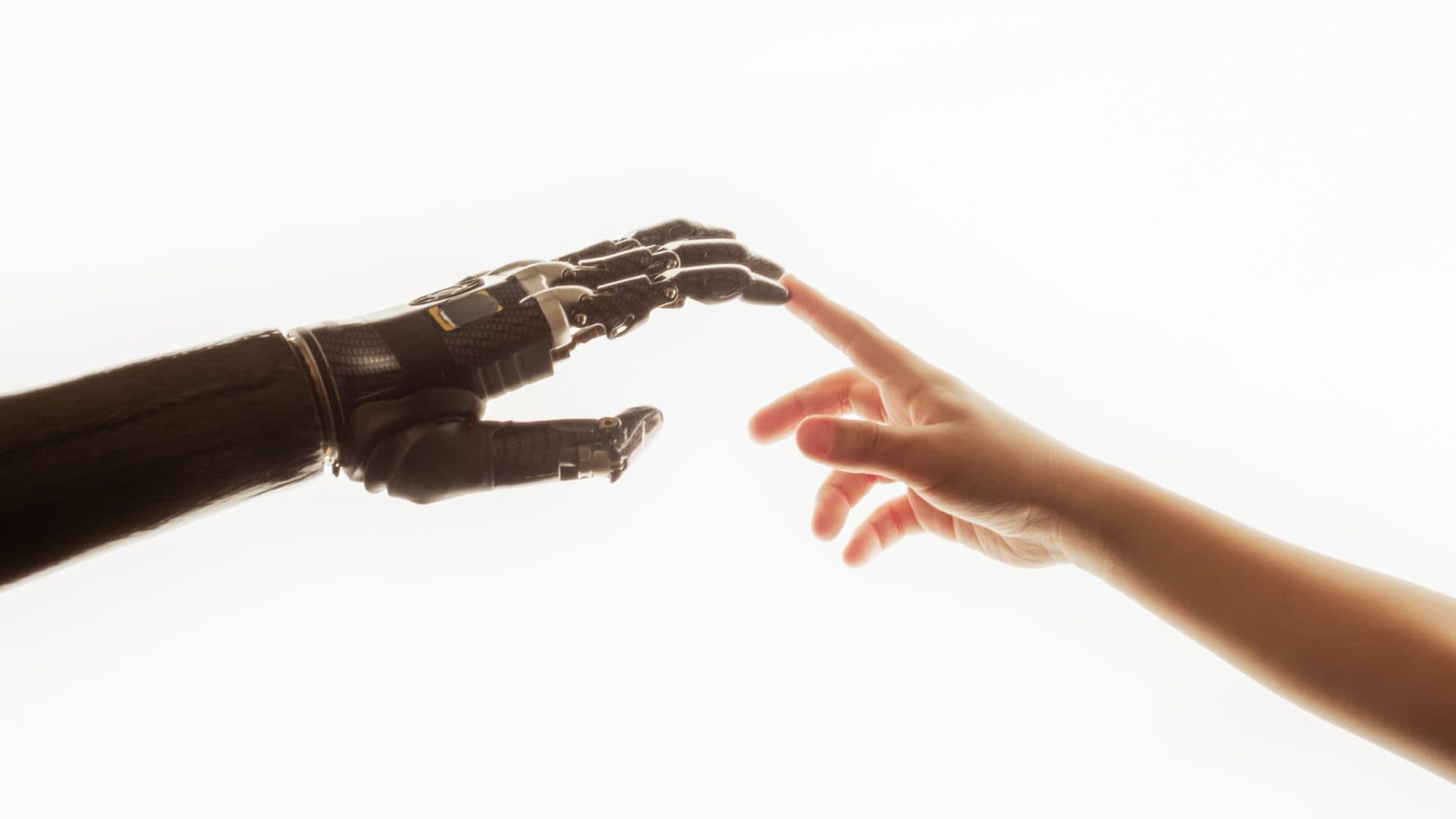Mão de robô toca mão humana