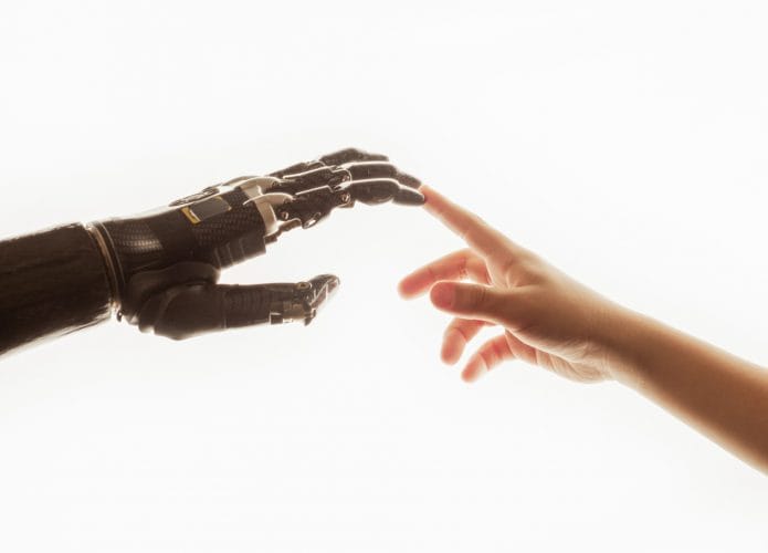 Mão de robô toca mão humana