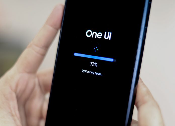 Logo do One UI em um smartphone Samsung Galaxy