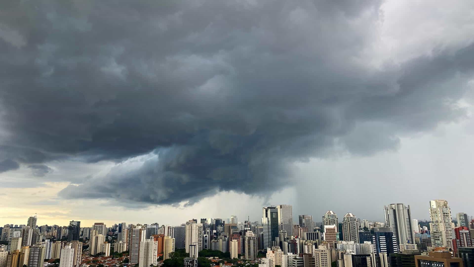 vista da paisagem de são paulo encoberta por nuvens