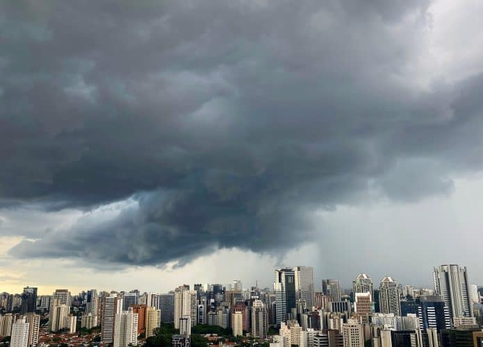 vista da paisagem de são paulo encoberta por nuvens