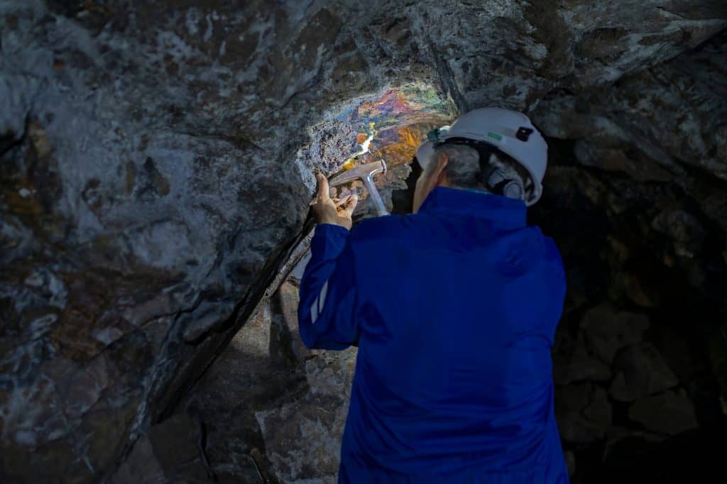 engenheira analisando mineração