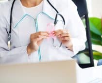 Mulher com laço rosa apoiando a campanha de conscientização sobre o câncer de mama