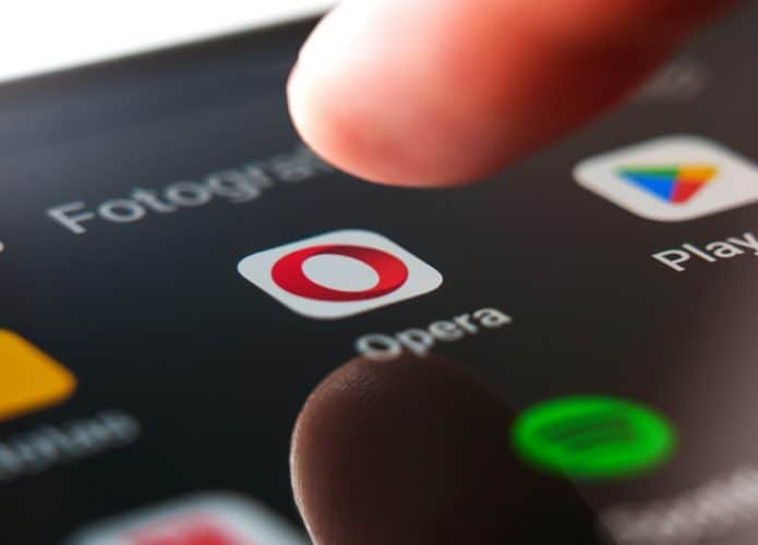 ícone do opera sendo apertado em celular