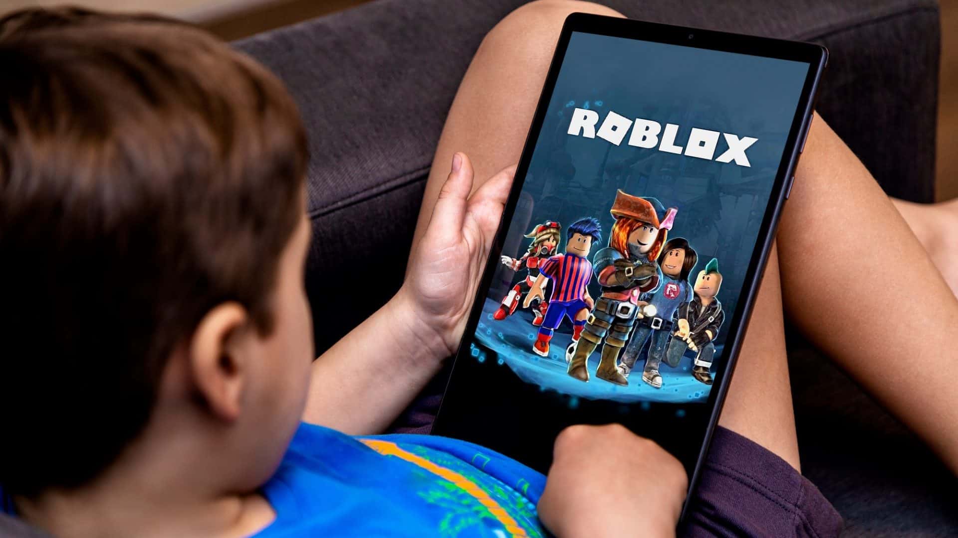 menino usando a Roblox em um tablet