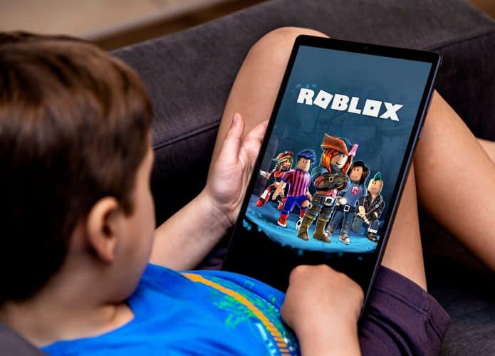 menino usando a Roblox em um tablet