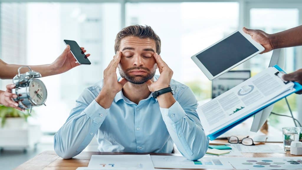 Mãos cansadas e homem no escritório, agenda e burnout do contador, estresse e papelada. Planejamento, corporativo e trabalho para a agência, exausto e investimento em finanças para o projeto de auditoria.
