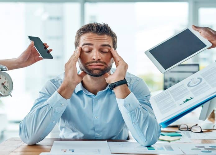 Mãos cansadas e homem no escritório, agenda e burnout do contador, estresse e papelada. Planejamento, corporativo e trabalho para a agência, exausto e investimento em finanças para o projeto de auditoria.