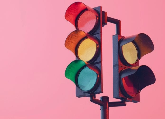 semáforo vermelho amarelo verde luz led com fundo rosa