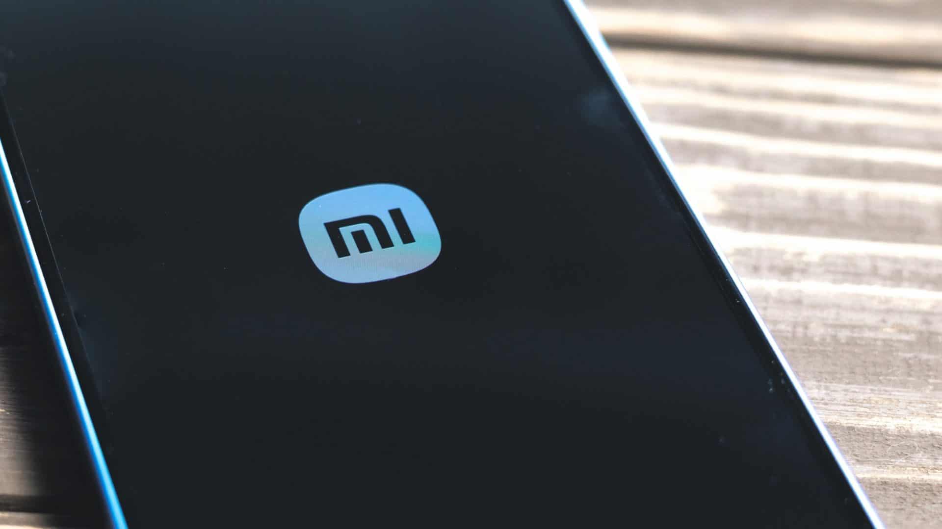 Logotipo da Xiaomi MI na tela do smartphone