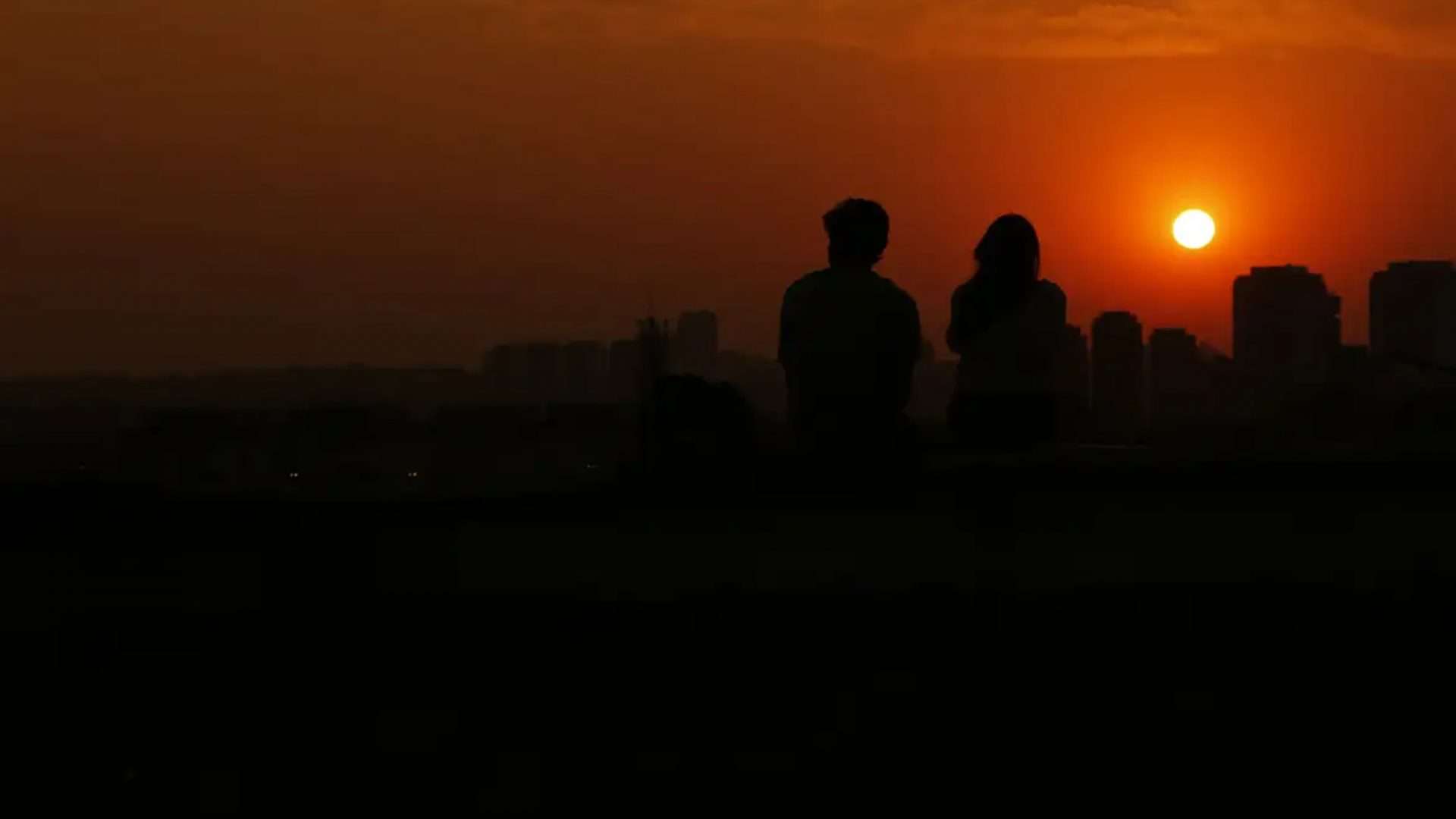 Sol se pondo no meio de uma cidade