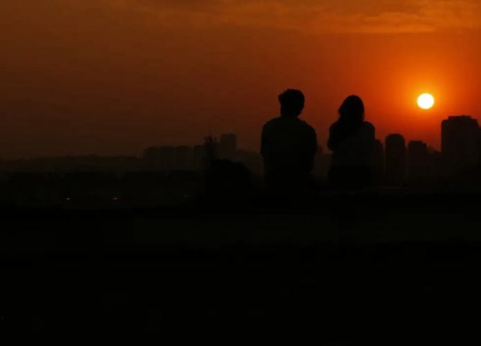 Sol se pondo no meio de uma cidade