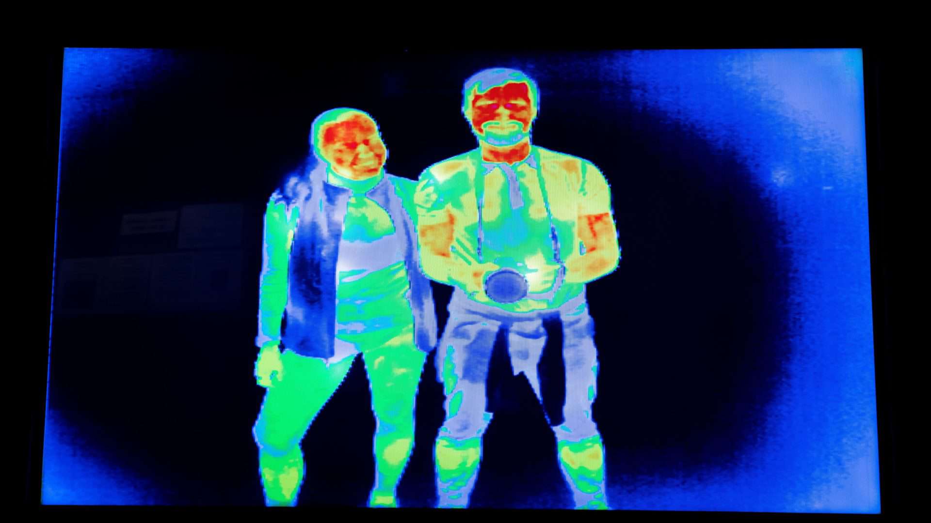 Imagem de um casal captada por câmera termográfica que mostra a visão térmica