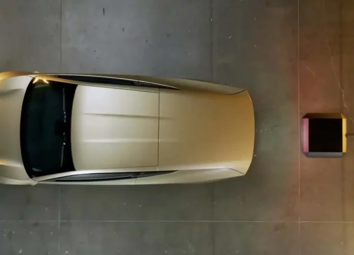 Tesla Cybercab: vídeo mostra protótipo carregando sem fio