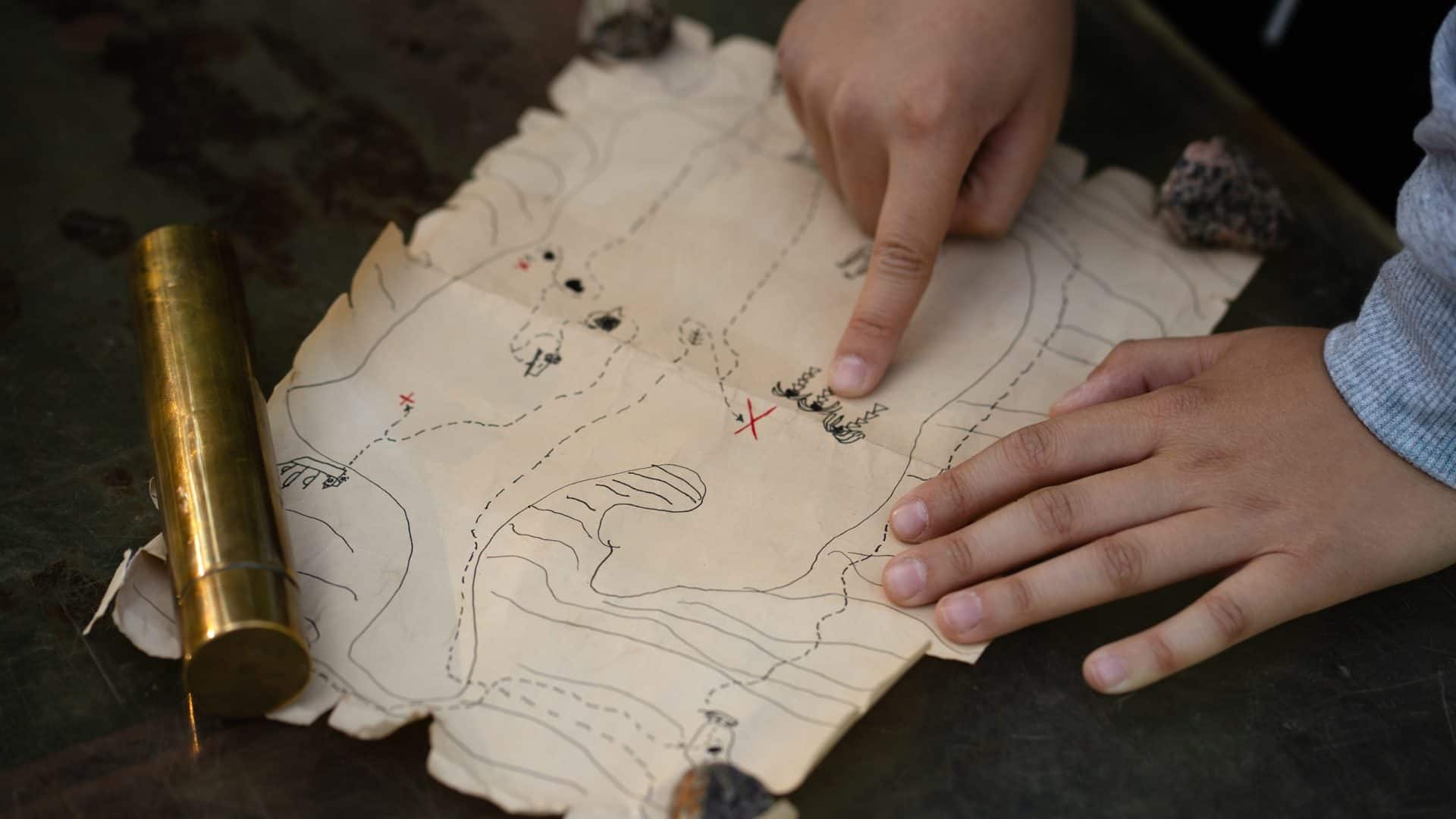 Mapa de um tesouro sendo observado