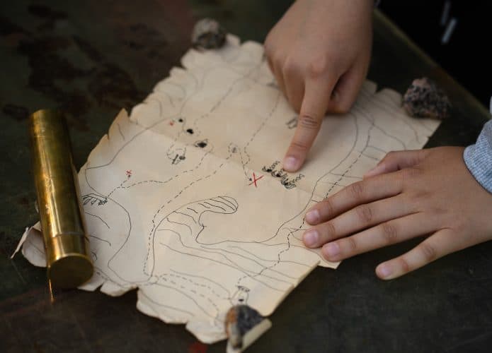 Mapa de um tesouro sendo observado
