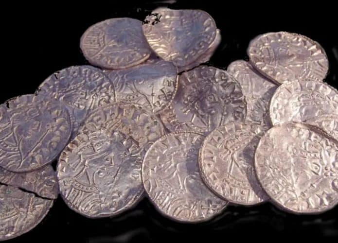 Várias das moedas encontradas