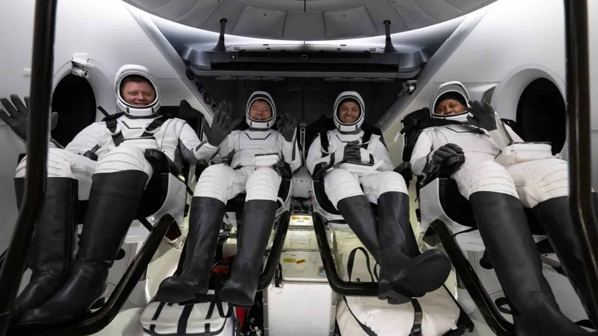 Tripulação da Crew-8 na espaçonave