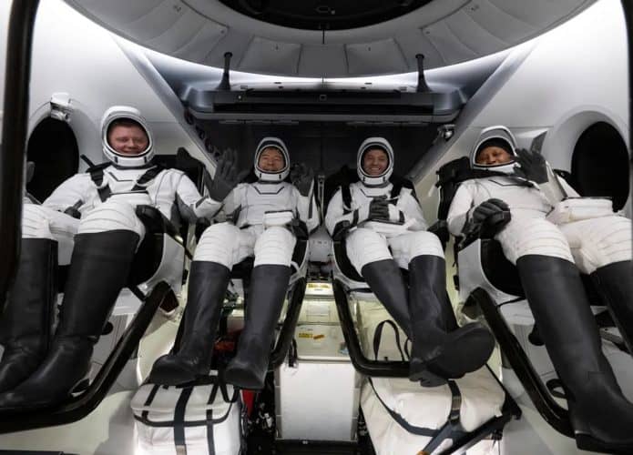 Tripulação da Crew-8 na espaçonave