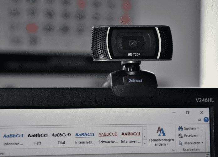imagem mostra uma webcam conectada a um desktop
