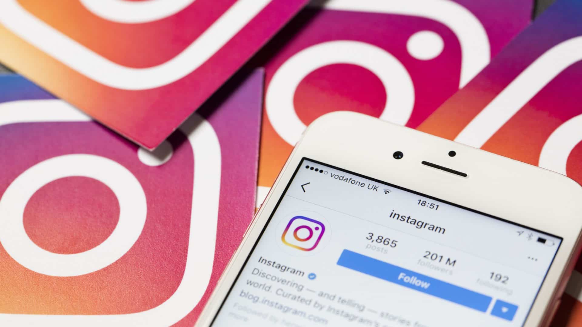 Logos do Instagram e perfil da rede social exibido em um smartphone