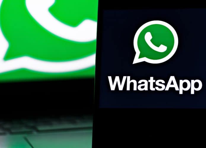 Ícone do WhatsApp em um smartphone e atrás dele