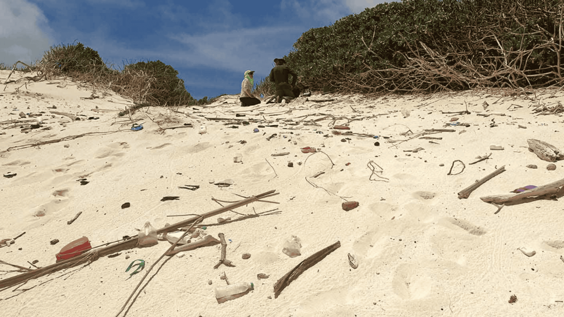 Areia de uma praia cheia de sujeira