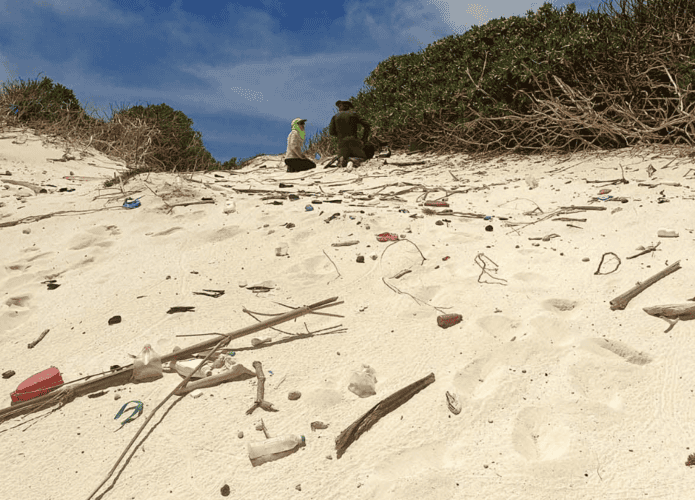 Areia de uma praia cheia de sujeira