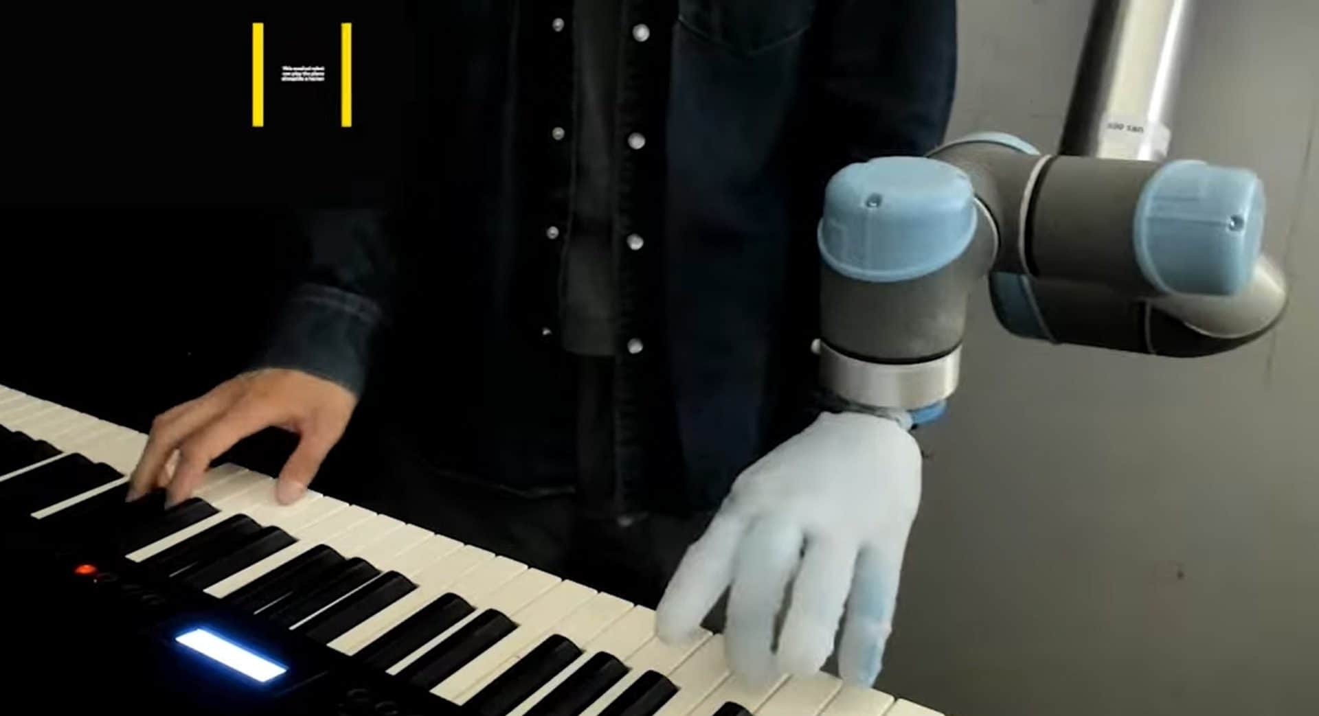 Mãos humana e de robô tocando um piano