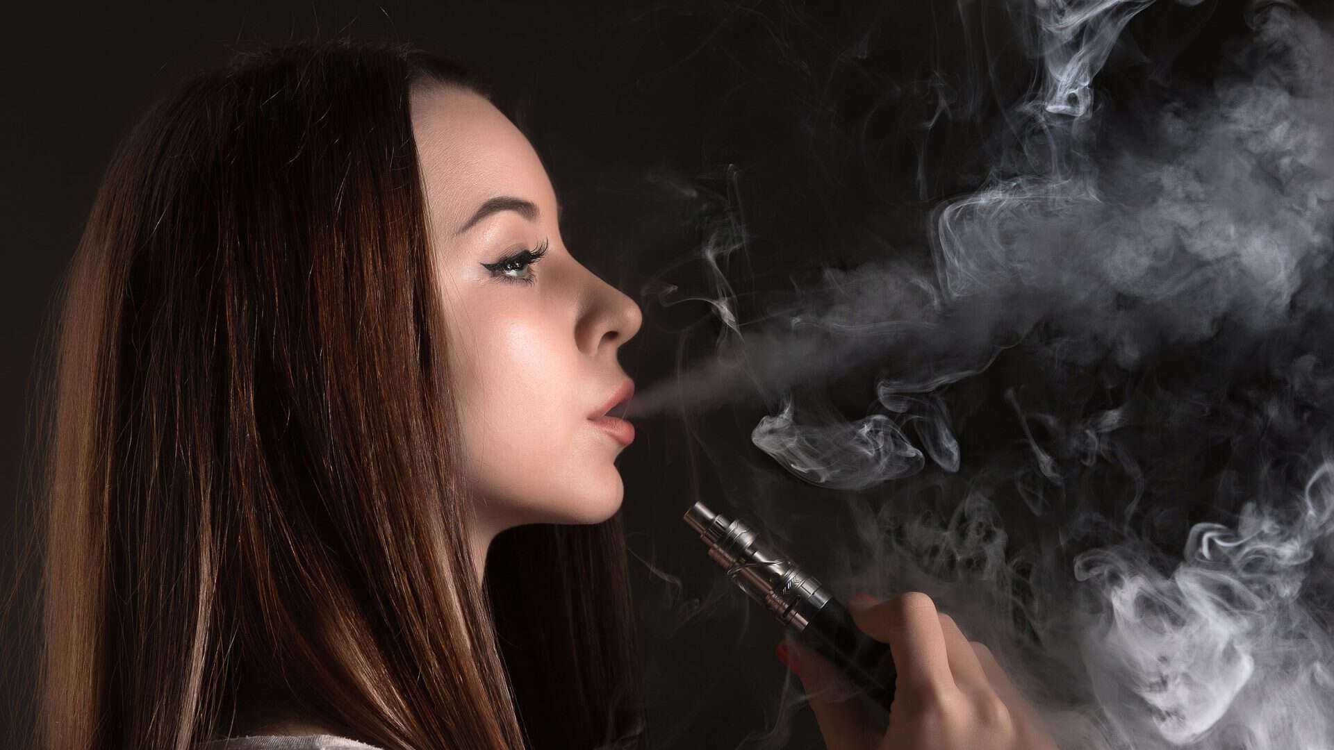 Mulher fumando cigarro eletrônico