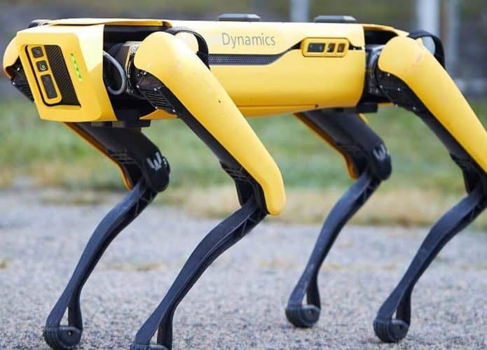 Cão-robô Spot, da Boston Dynamics, na rua