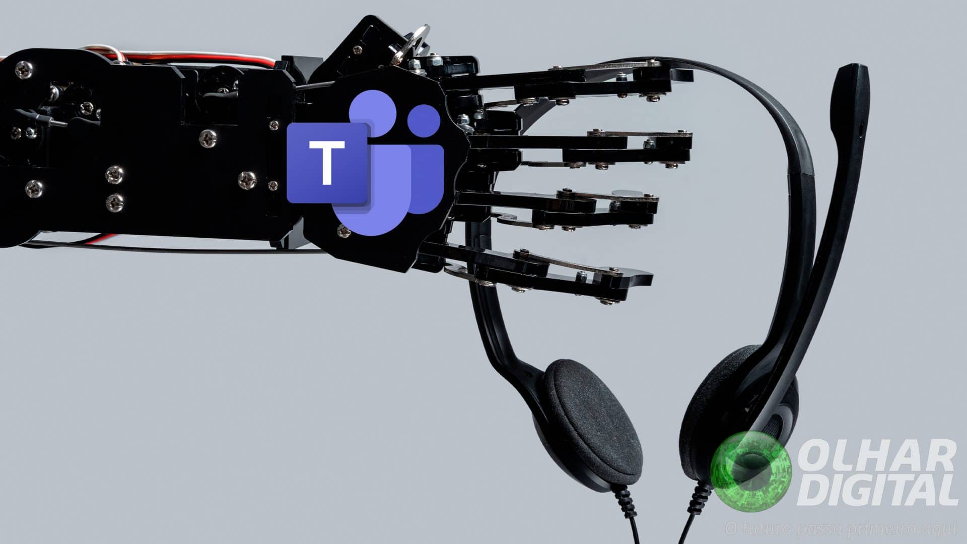 Montagem com logotipo do Teams, da Microsoft, sobre braço robótico segurando headset