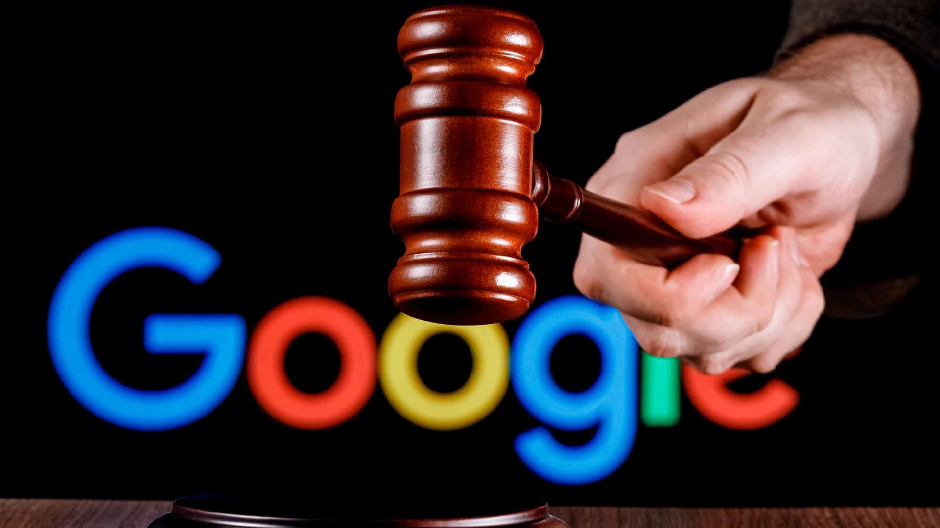 Juiz batendo martelo com letreiro do Google ao fundo