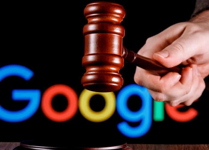 Juiz batendo martelo com letreiro do Google ao fundo