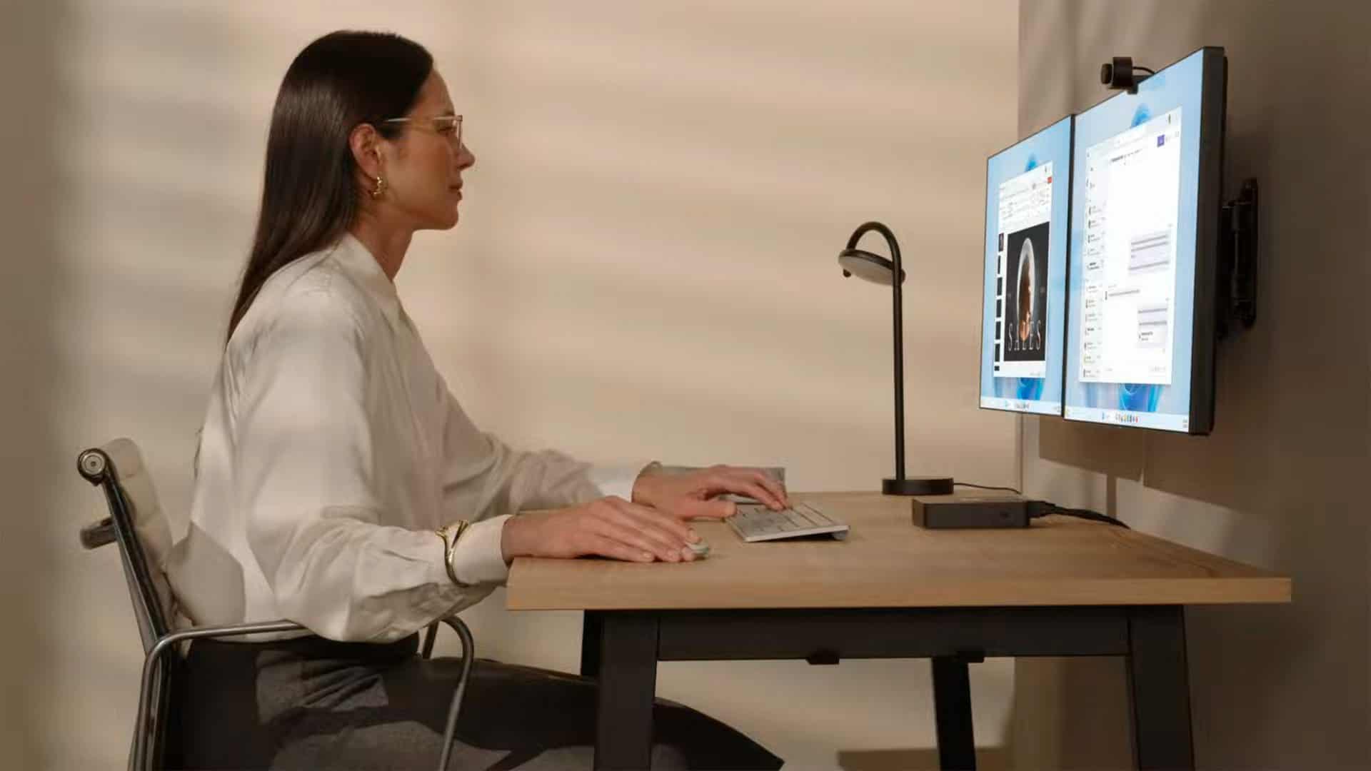 Mulher usando Windows 365 Link, PC que roda tudo na nuvem da Microsoft