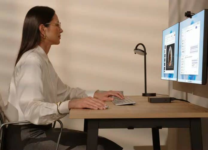 Mulher usando Windows 365 Link, PC que roda tudo na nuvem da Microsoft