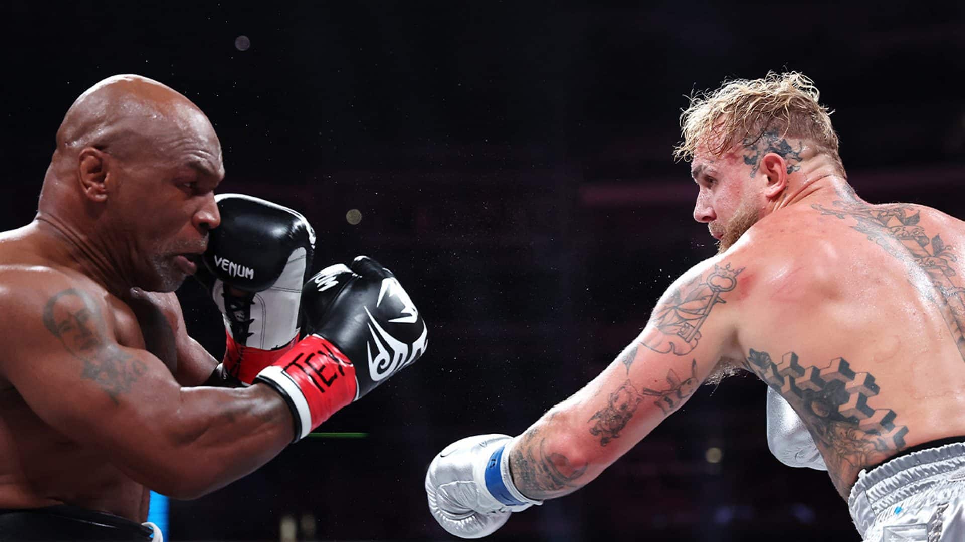 Mike Tyson e Jake Paul durante luta transmitida pela Netflix